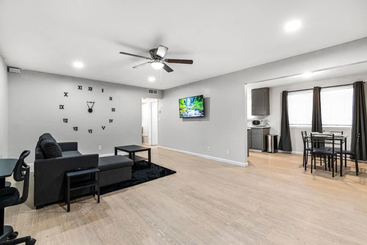 Charming Two Bedroom Sleeps 6! Close To Strip!