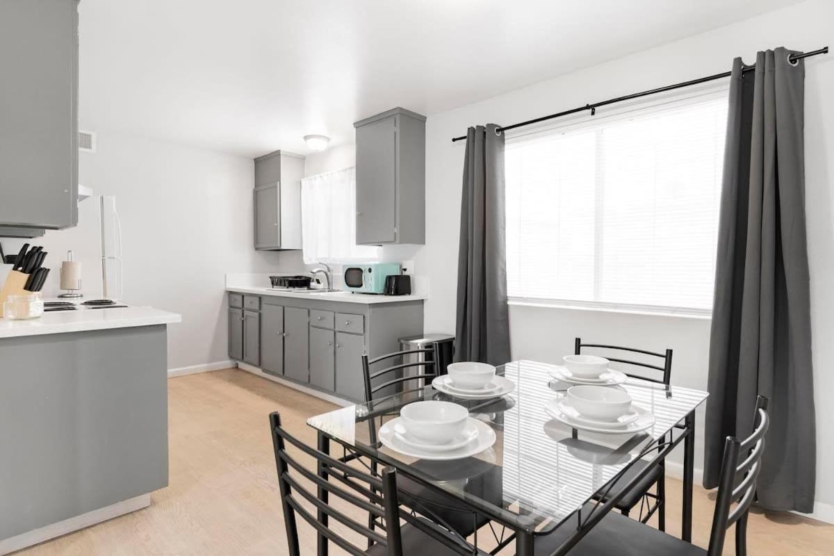 Charming Two Bedroom Sleeps 6! Close To Strip! *