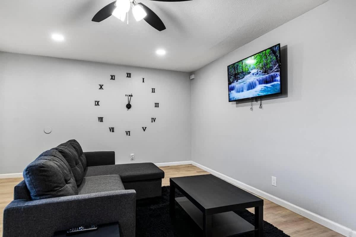 Gorgeous Two Bedroom Sleeps 6 Close To Strip