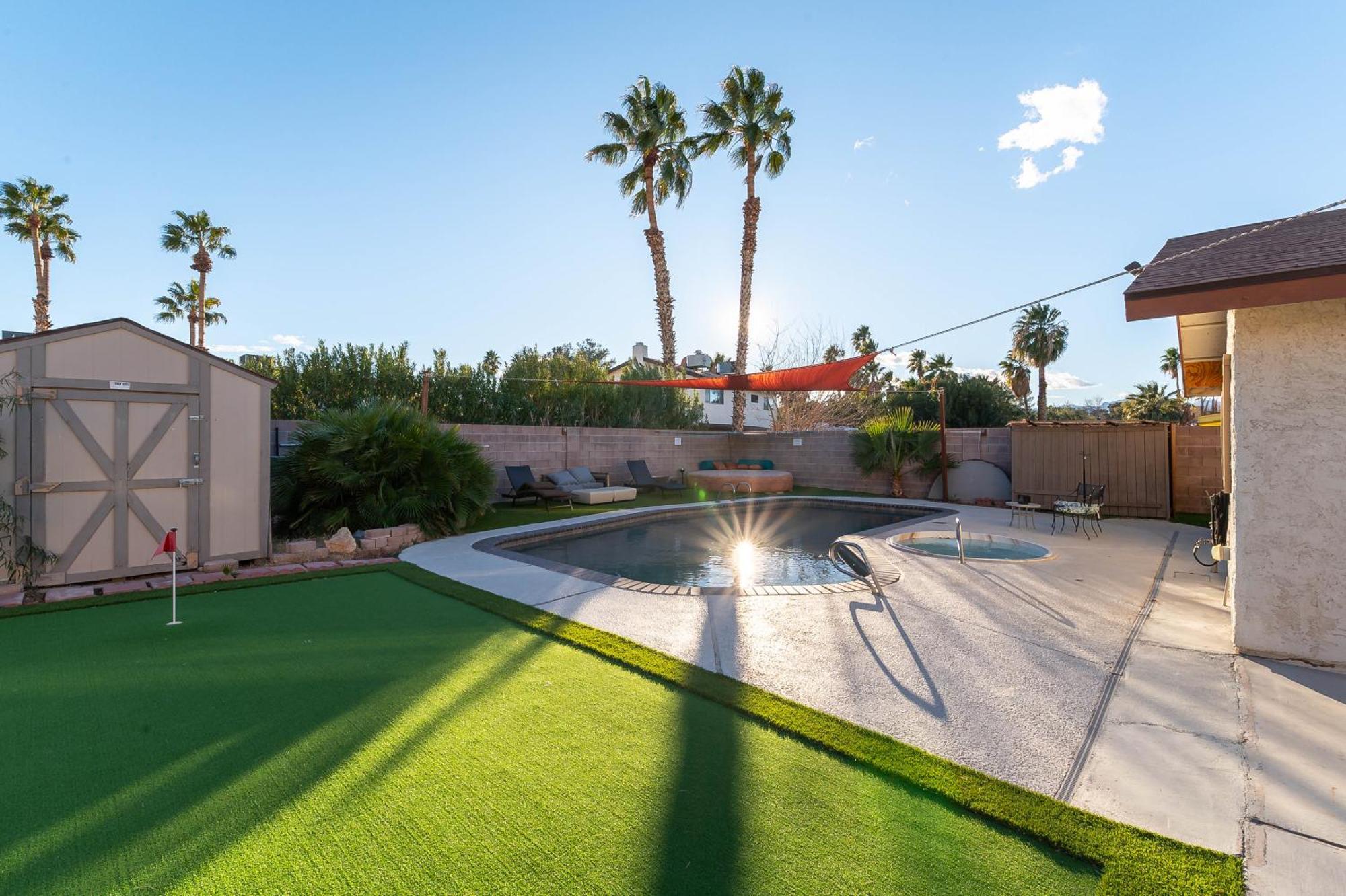 Fun 5 Bedroom By Strip, Pool, Putting Green, And Games Holiday home *