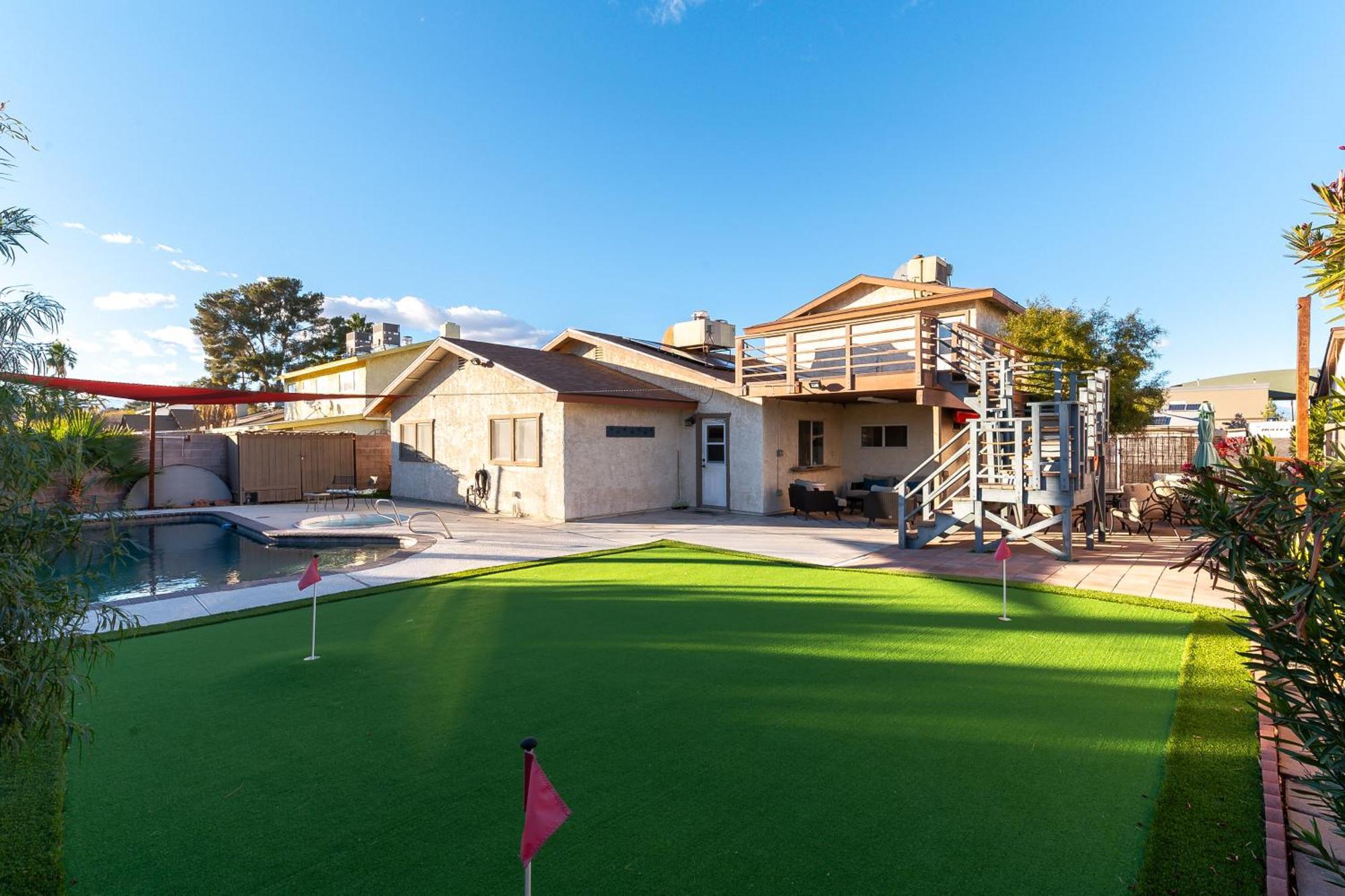 Fun 5 Bedroom By Strip, Pool, Putting Green, And Games Holiday home
