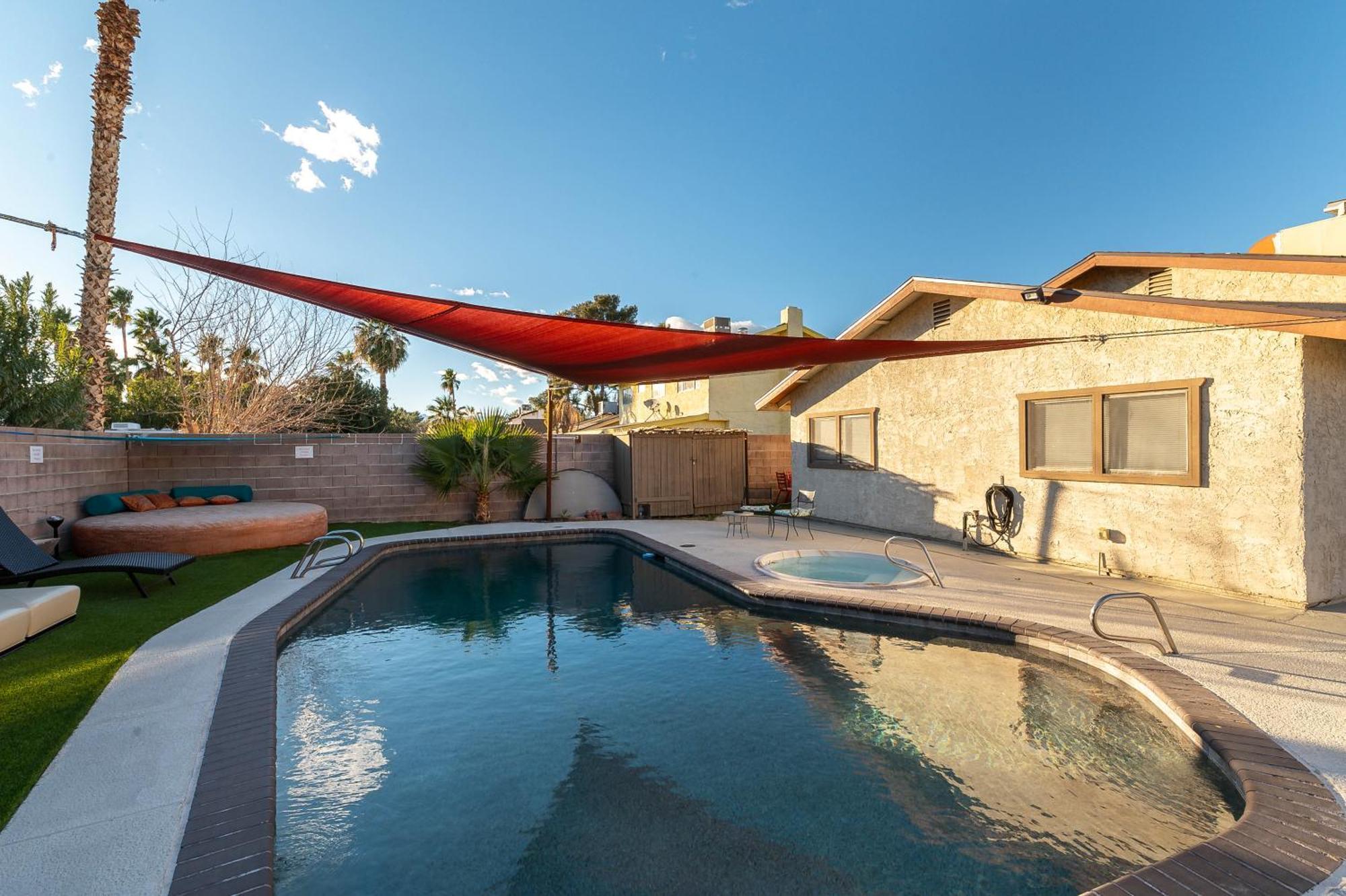 Fun 5 Bedroom By Strip, Pool, Putting Green, And Games * Las Vegas