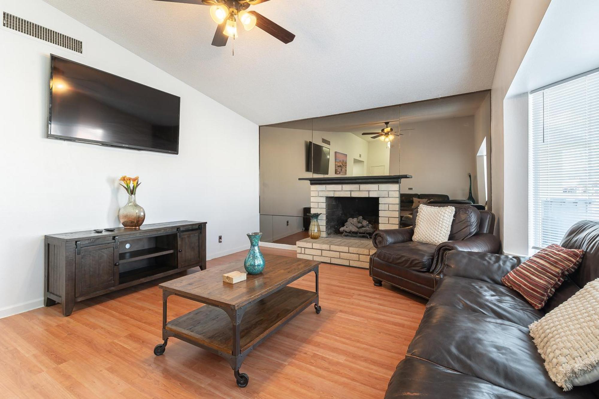 Fun 5 Bedroom By Strip, Pool, Putting Green, And Games Holiday home