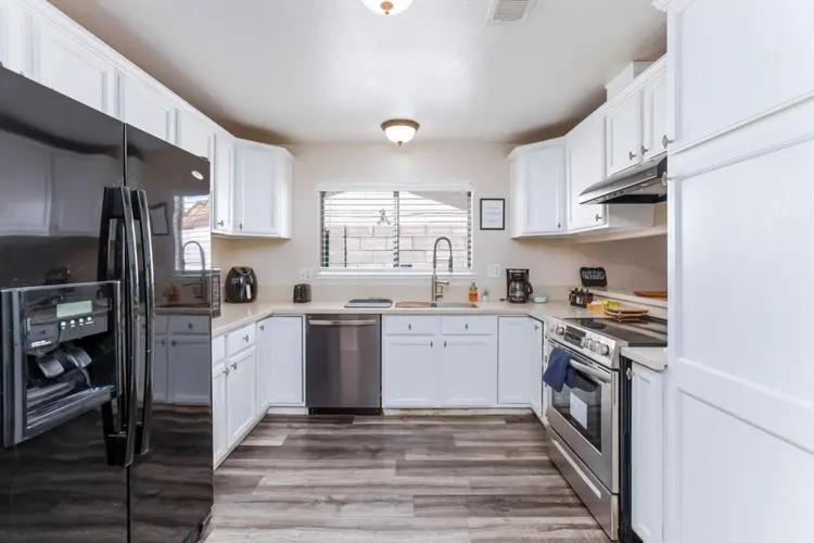 Modern 4br Home, Vegas Location Las Vegas
