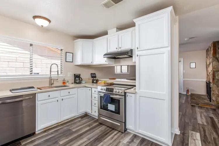 Modern 4br Home, Vegas Location Holiday home Las Vegas
