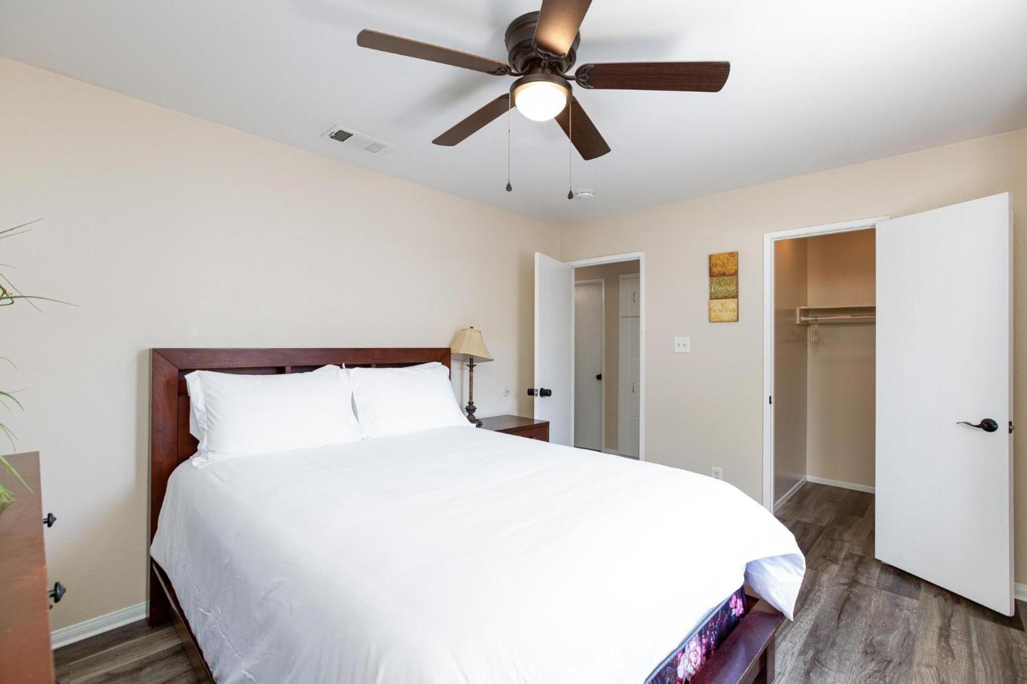 Holiday home Modern 4br Home, Vegas Location *