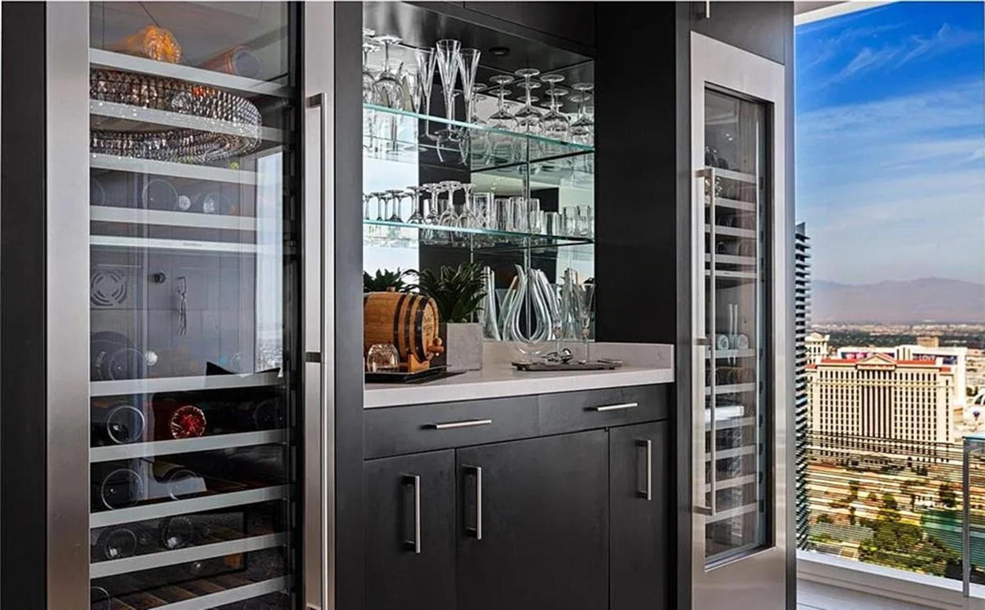 Lavish High-floor Penthouse With Panoramic Views *