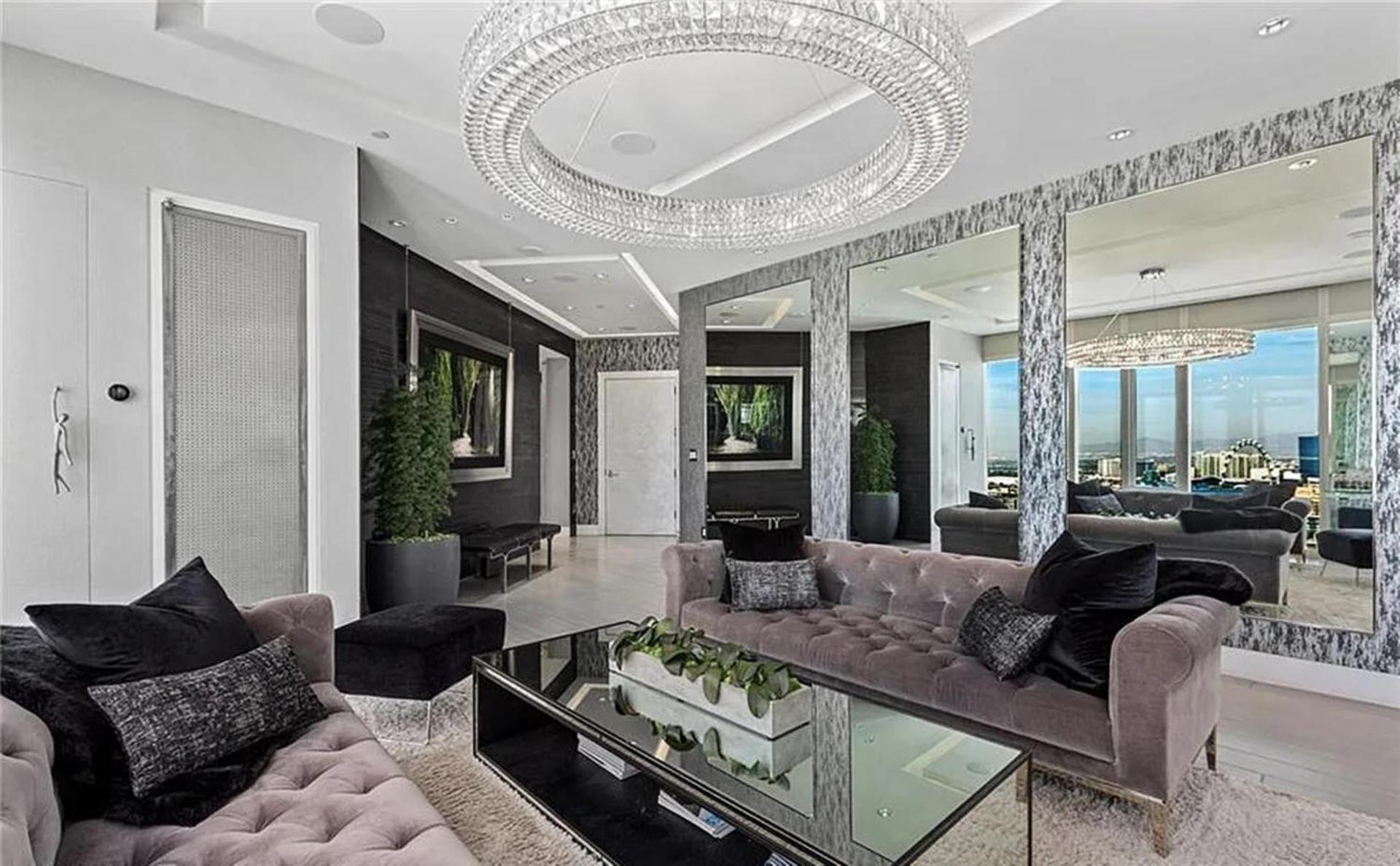 Lavish High-floor Penthouse With Panoramic Views