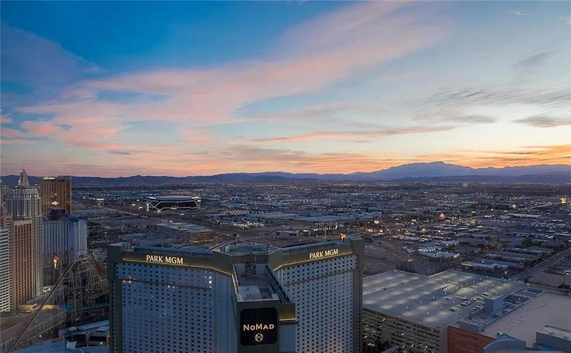Apartment Lavish High-floor Penthouse With Panoramic Views