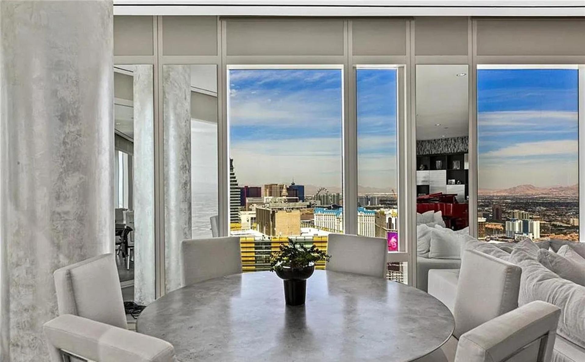 Apartment Lavish High-floor Penthouse With Panoramic Views *