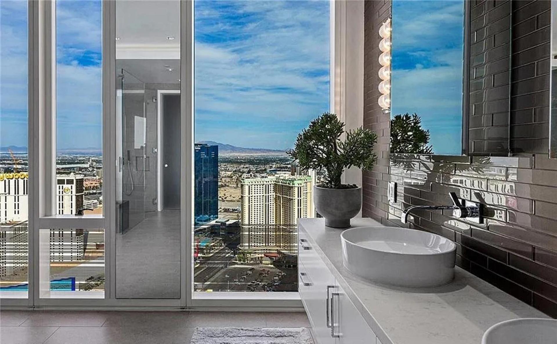 Lavish High-floor Penthouse With Panoramic Views *