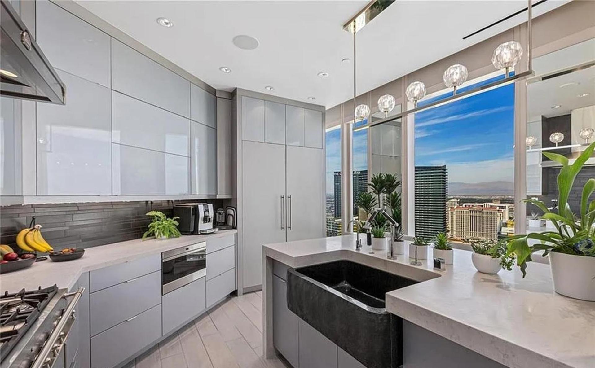 Lavish High-floor Penthouse With Panoramic Views Apartment