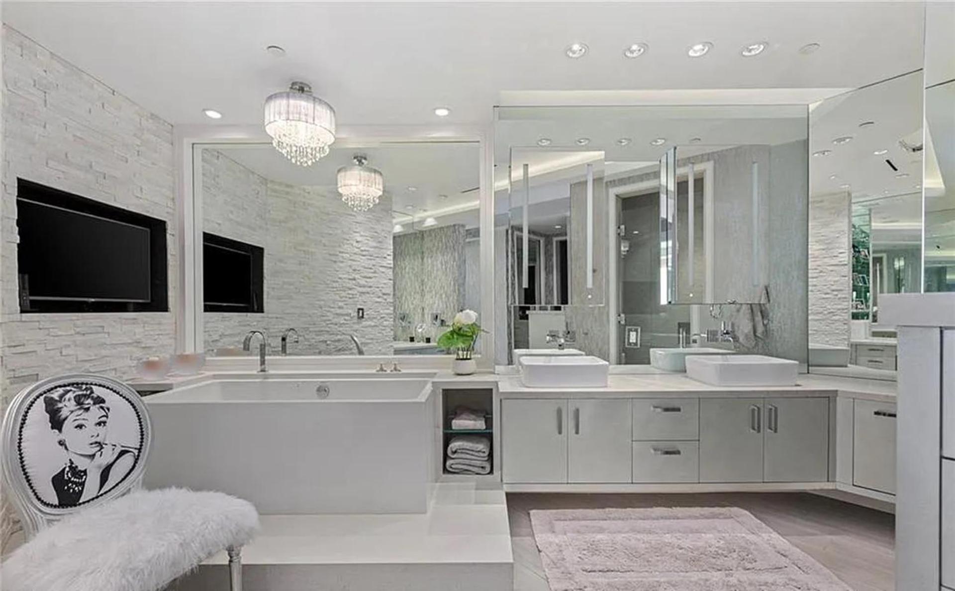 Lavish High-floor Penthouse With Panoramic Views *