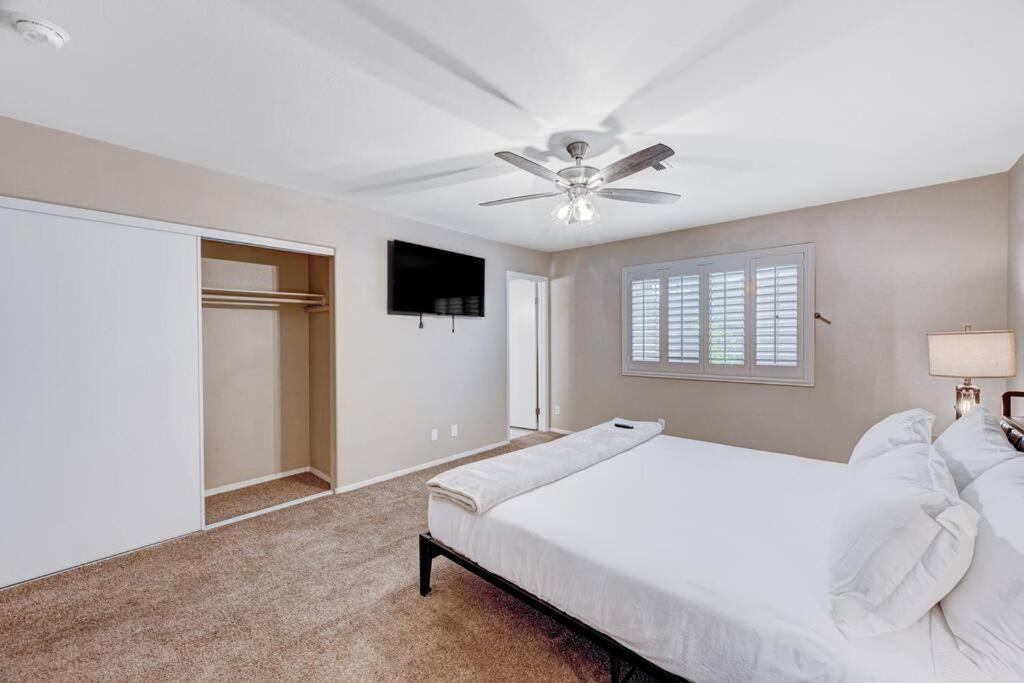 Cozy Getaway With King Bed, Bbq & Spacious Backyard Holiday home *