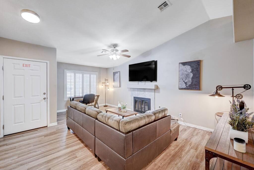 Cozy Getaway With King Bed, Bbq & Spacious Backyard Holiday home *