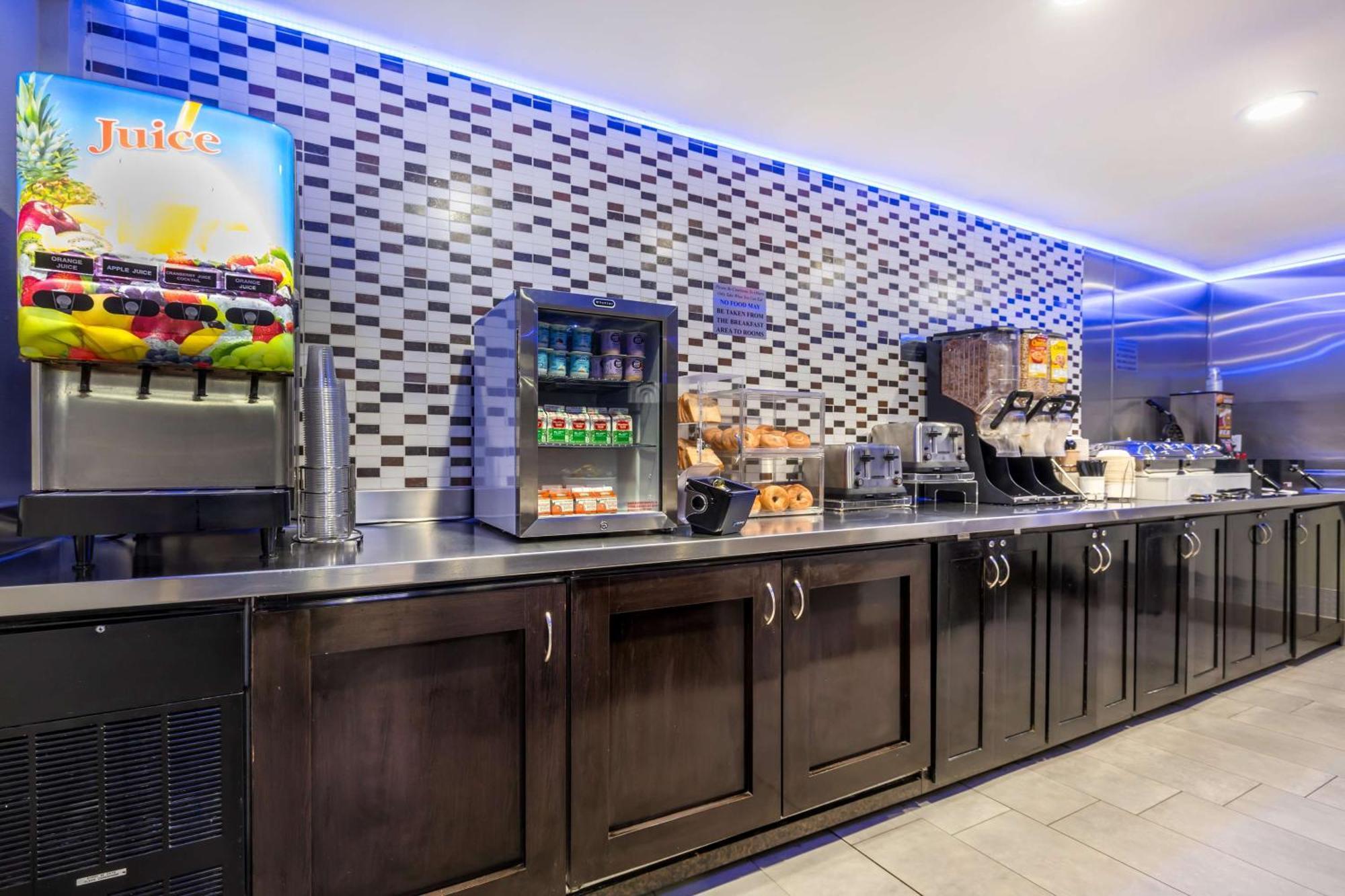 Western Mccarran Hotel 3*