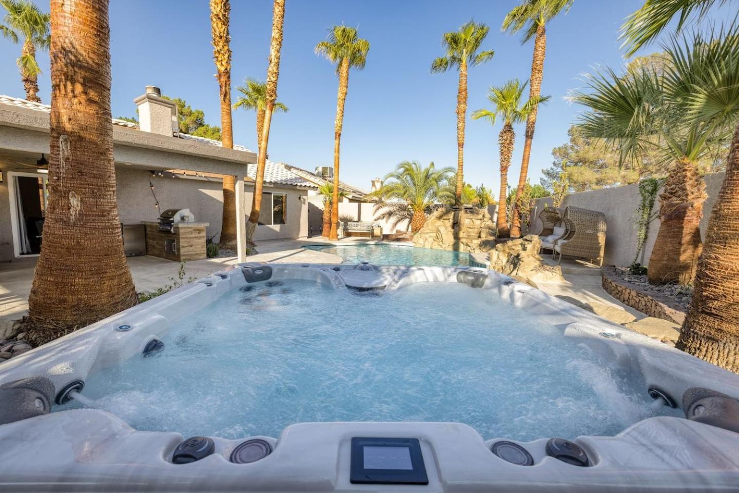 Oasis In The Desert W Heated Pool Fully Renovated *
