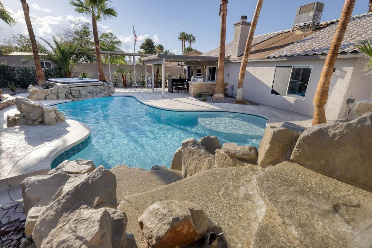 Oasis In The Desert W Heated Pool Fully Renovated