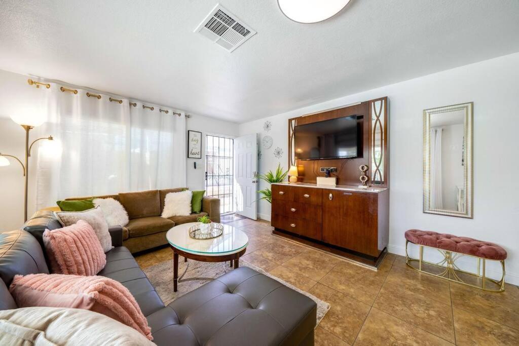 Pool House Near Chinatown Vegas Wifl-sleeps 9 Holiday home