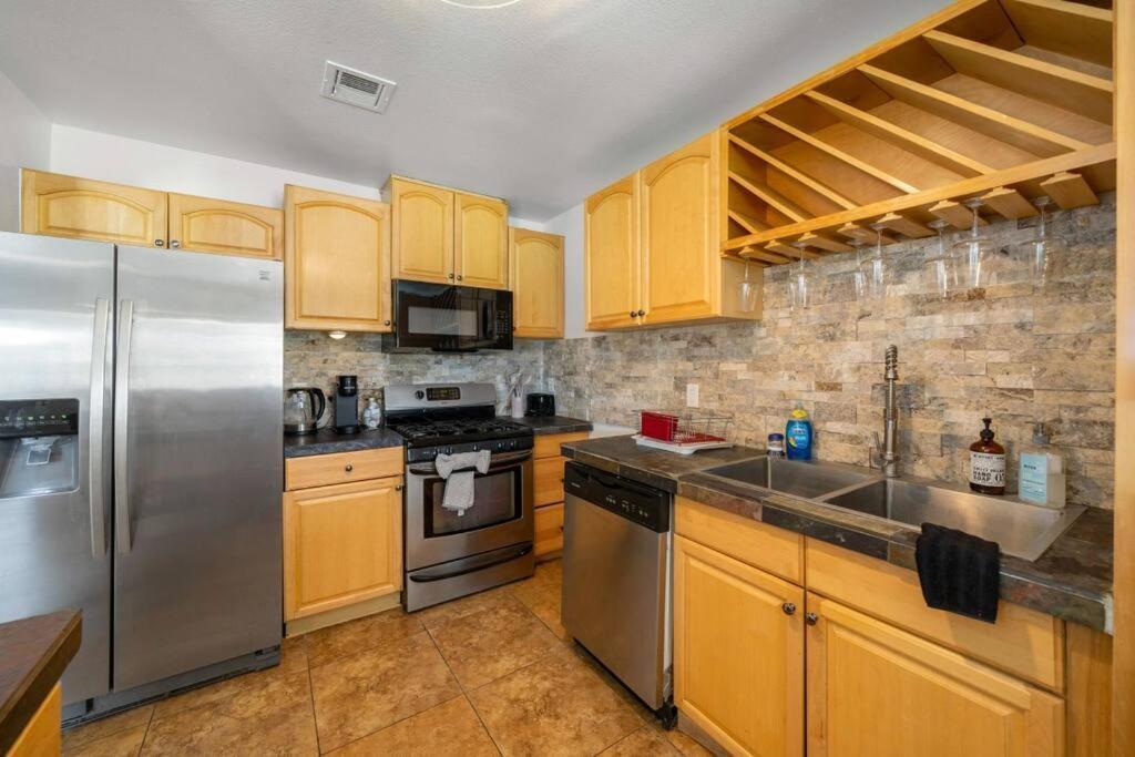 Pool House Near Chinatown Vegas Wifl-sleeps 9 Holiday home Las Vegas