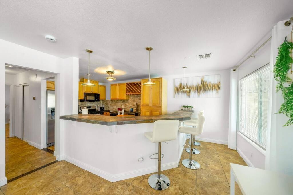 Pool House Near Chinatown Vegas Wifl-sleeps 9 Holiday home Las Vegas