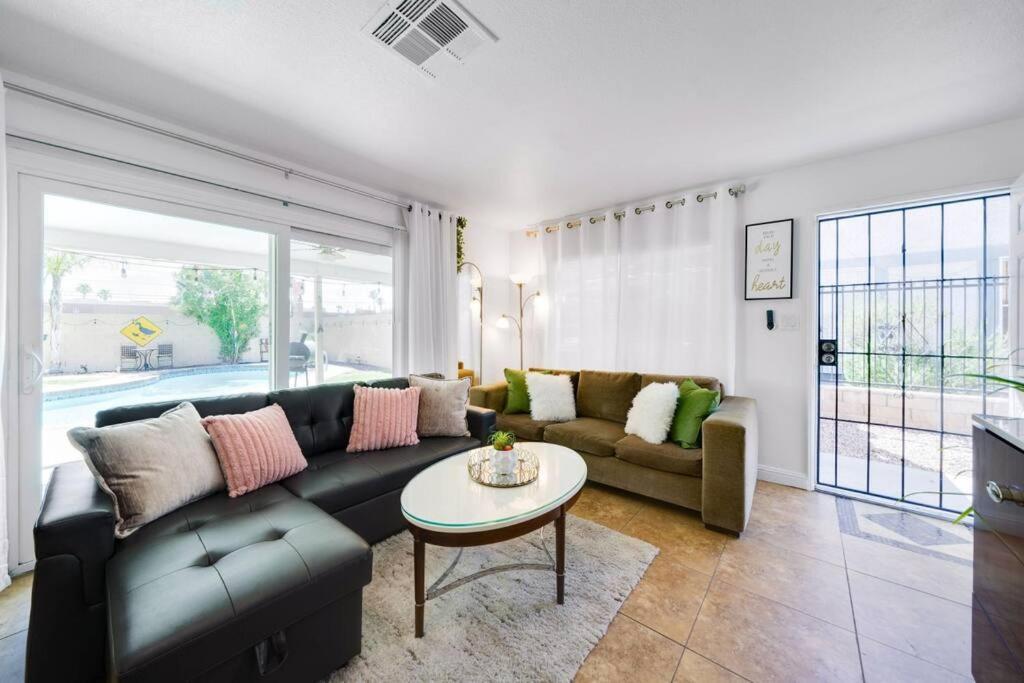 Pool House Near Chinatown Vegas Wifl-sleeps 9 Holiday home Las Vegas
