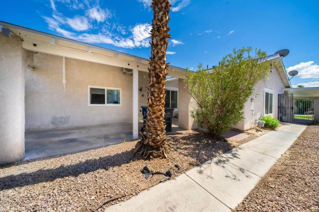 Pool House Near Chinatown Vegas Wifl-sleeps 9 Holiday home *