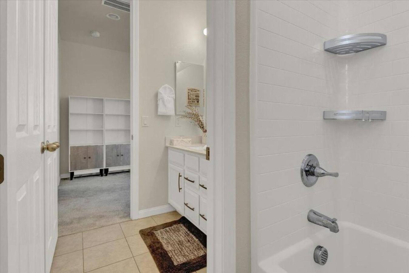 Holiday home Serenity Retreat: 3br, Heated Pool, Parking *