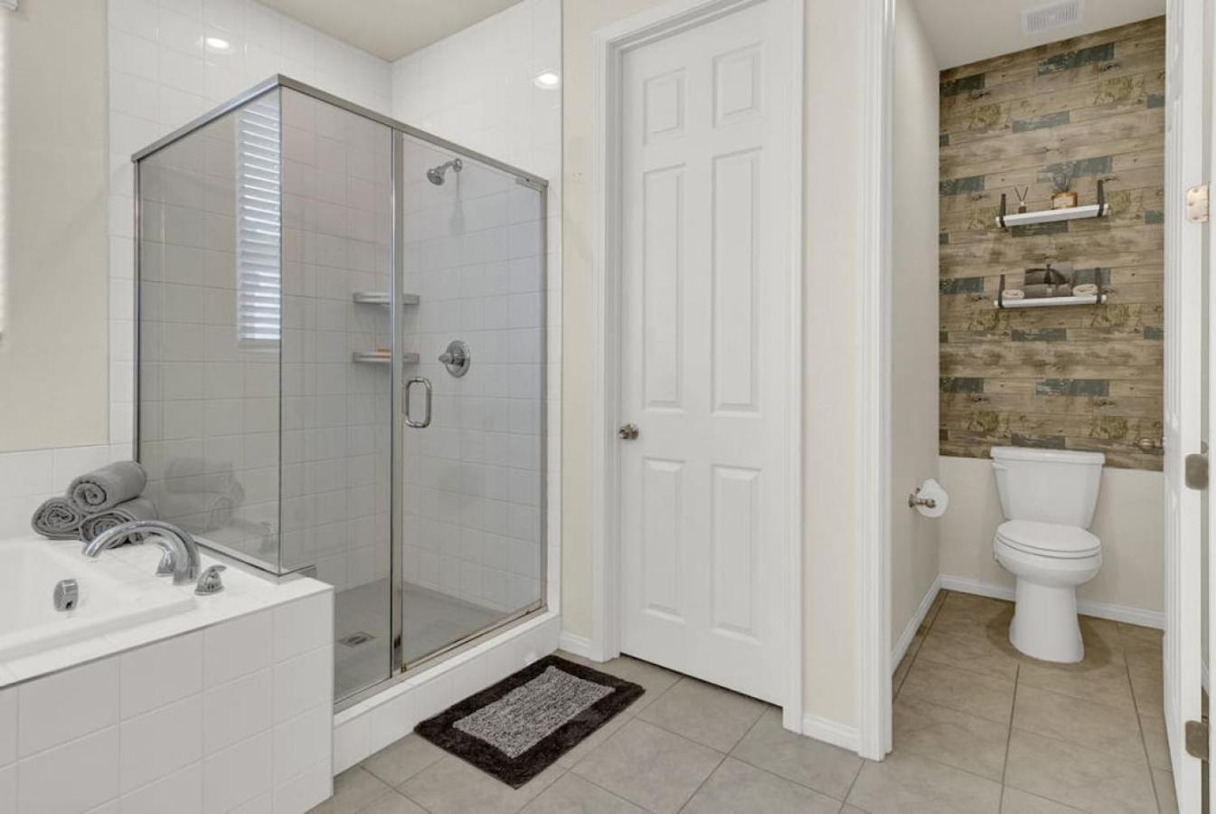 Serenity Retreat: 3br, Heated Pool, Parking Holiday home Las Vegas