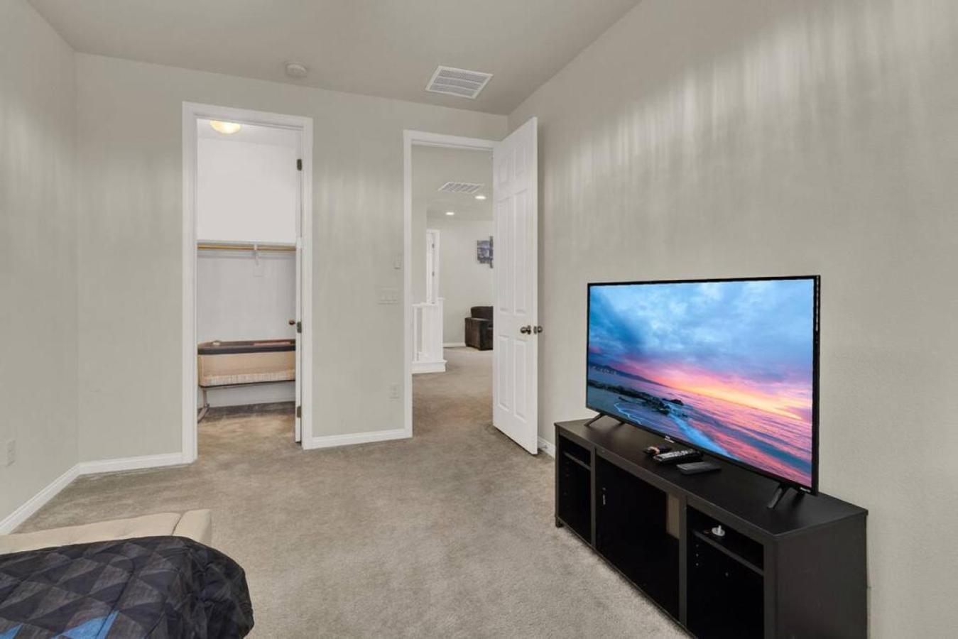 Serenity Retreat: 3br, Heated Pool, Parking * Las Vegas
