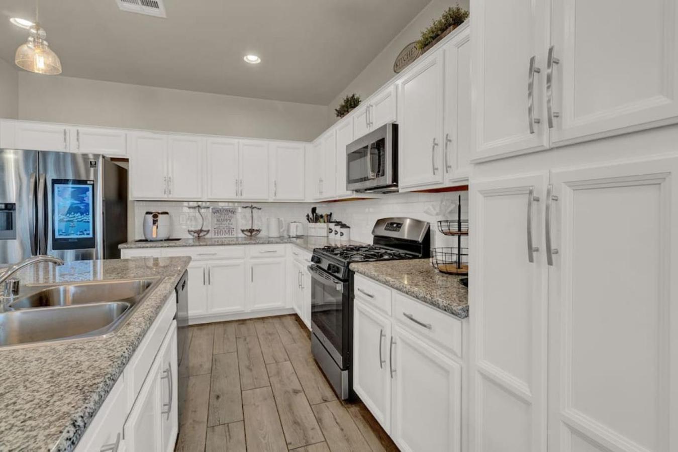 Serenity Retreat: 3br, Heated Pool, Parking *