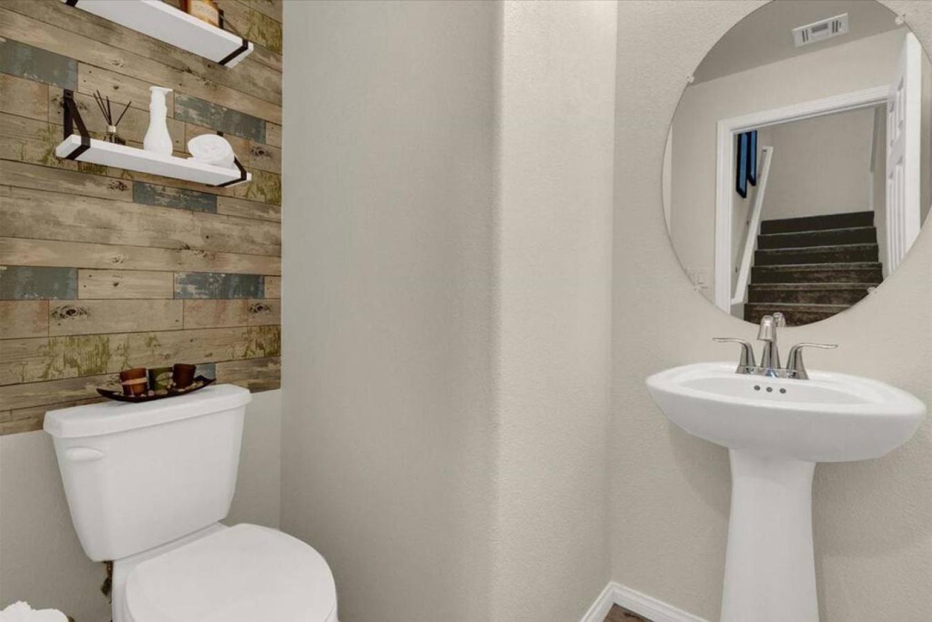 Serenity Retreat: 3br, Heated Pool, Parking