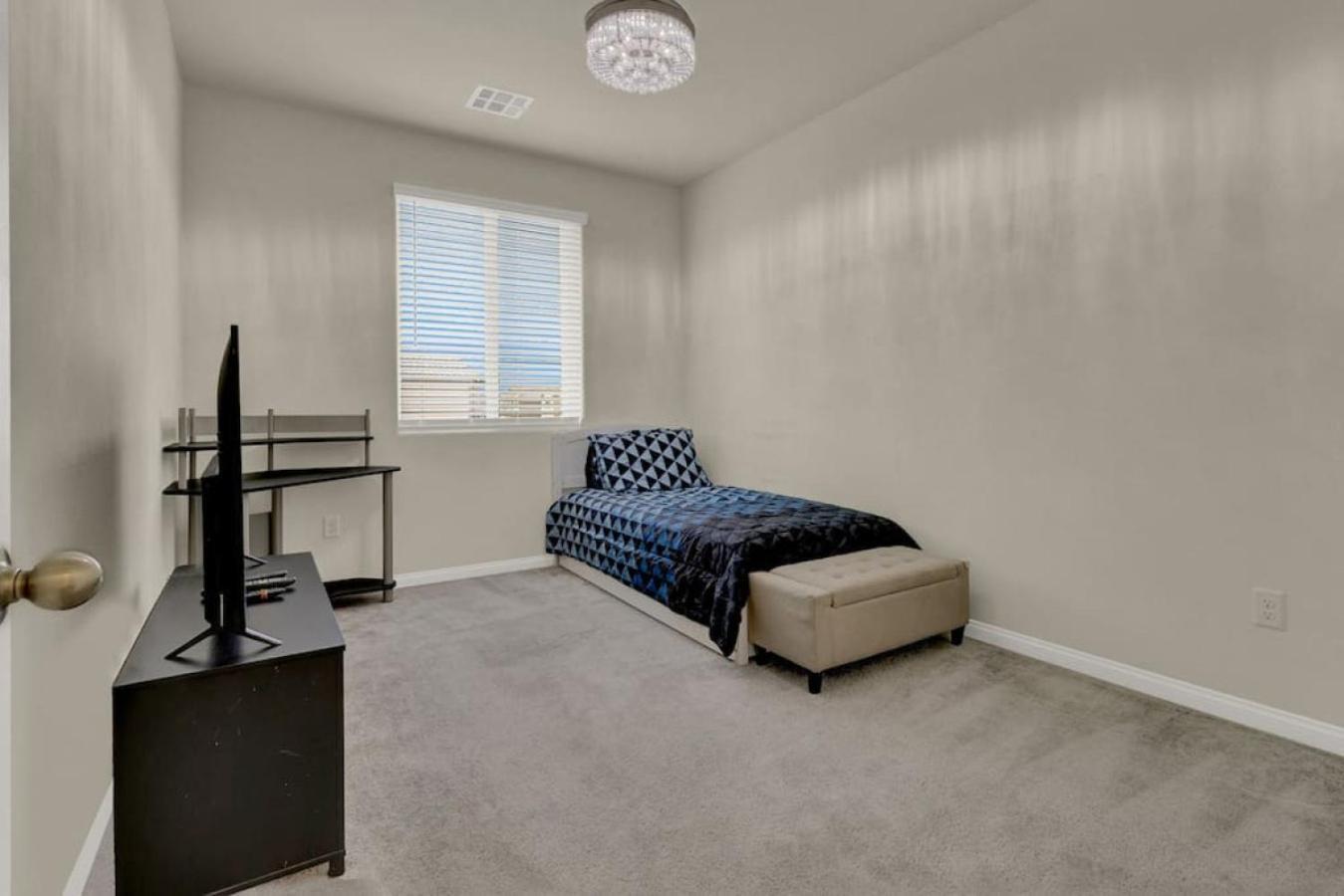Serenity Retreat: 3br, Heated Pool, Parking Holiday home Las Vegas
