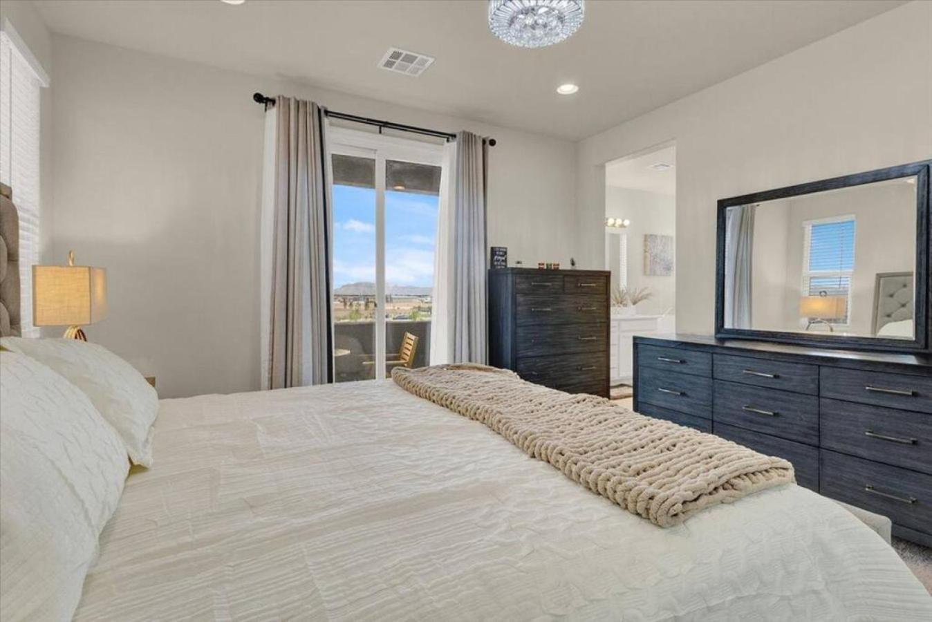 Serenity Retreat: 3br, Heated Pool, Parking Las Vegas
