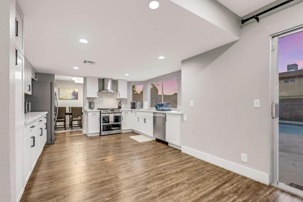 Holiday home Newly Renovated Modern Oasis W Pool Mins To Strip Las Vegas