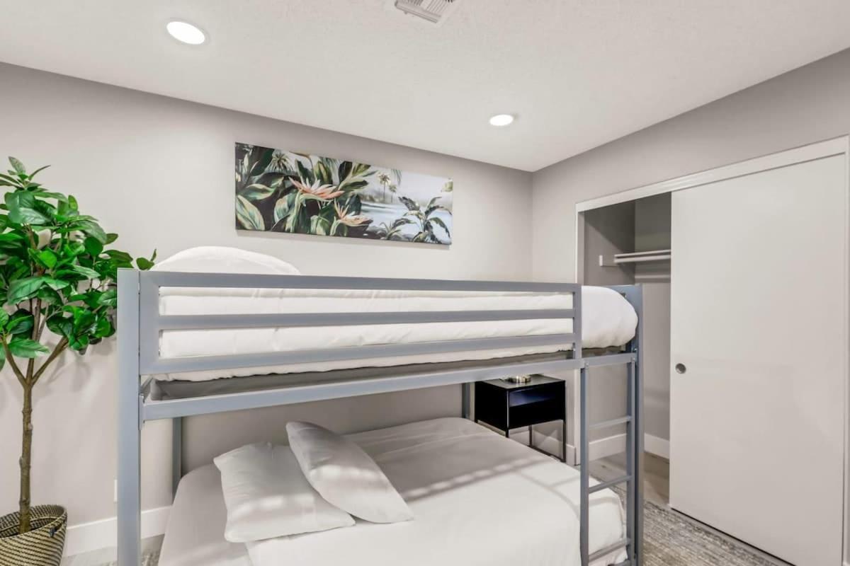 Newly Renovated Modern Oasis W Pool Mins To Strip Holiday home *