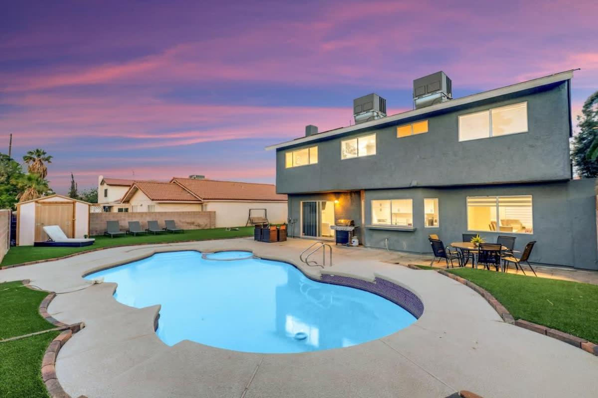 Newly Renovated Modern Oasis W Pool Mins To Strip Las Vegas