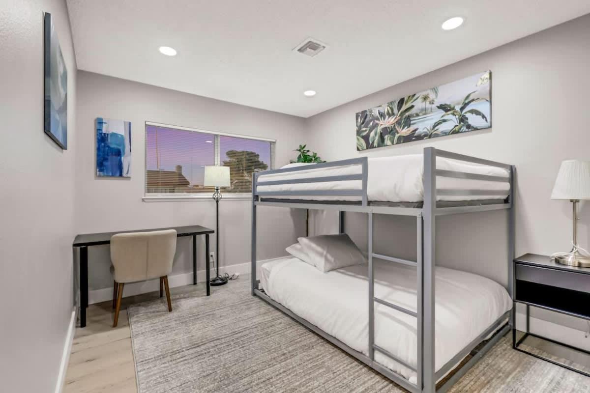Newly Renovated Modern Oasis W Pool Mins To Strip Las Vegas