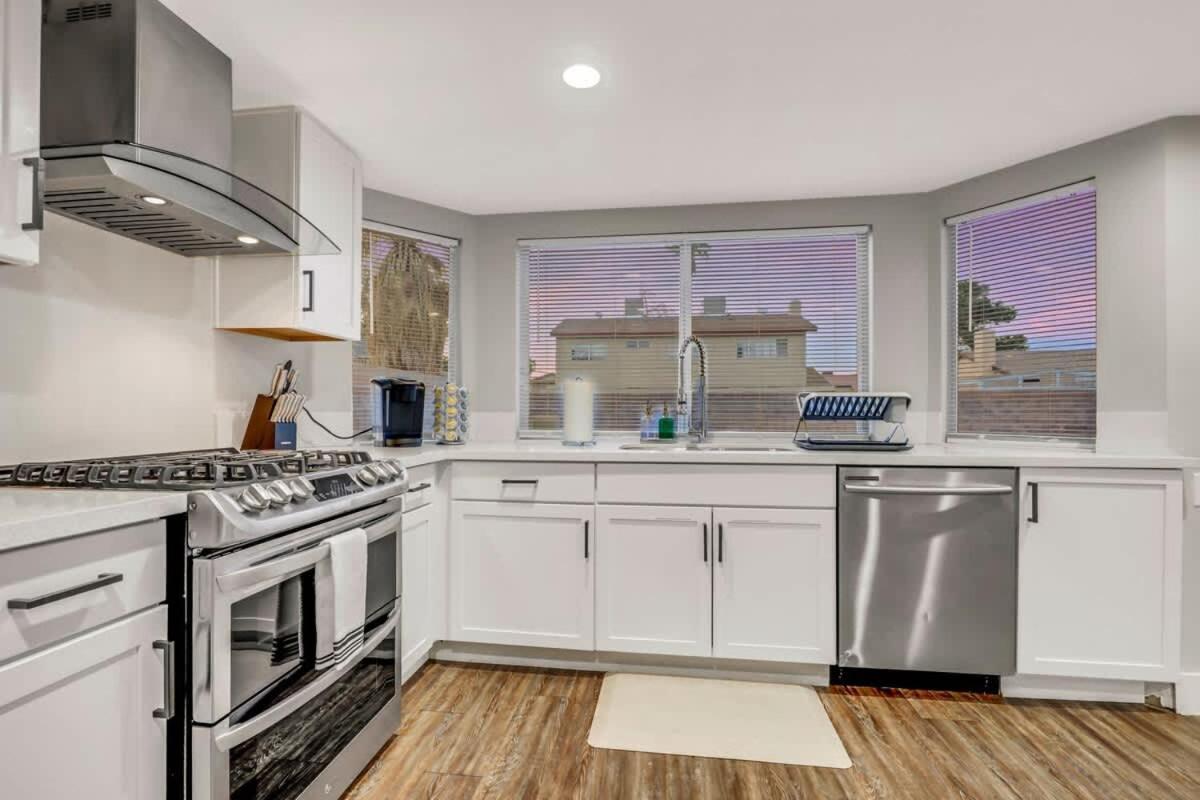 Holiday home Newly Renovated Modern Oasis W Pool Mins To Strip Las Vegas