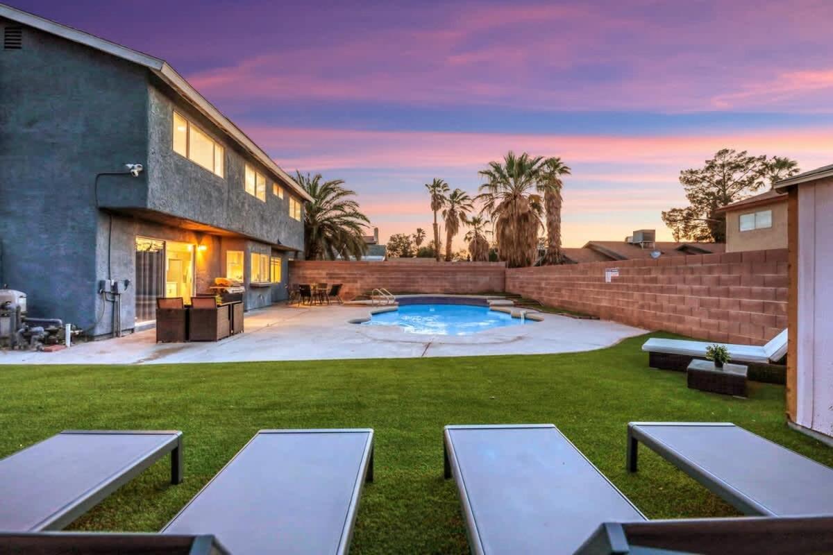 Holiday home Newly Renovated Modern Oasis W Pool Mins To Strip *