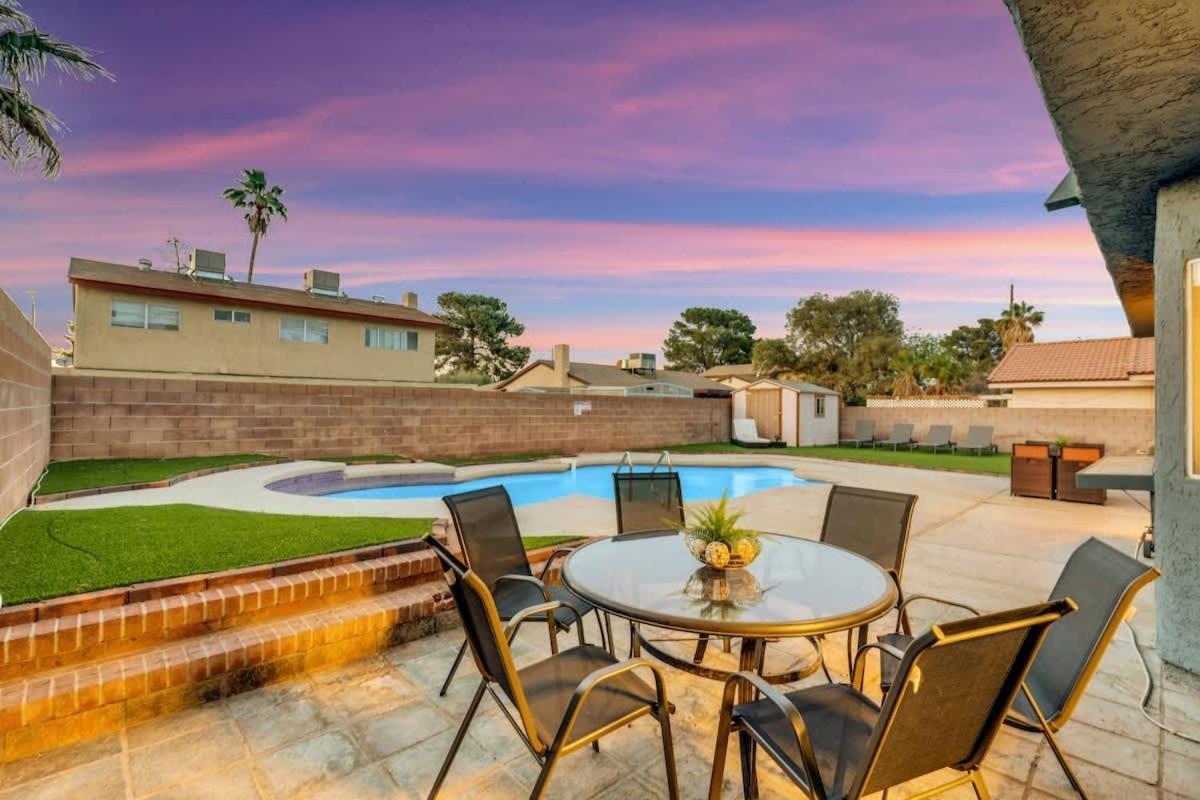 Holiday home Newly Renovated Modern Oasis W Pool Mins To Strip *