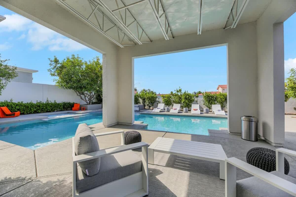 Ultra Luxe Loft 15min To Strip With Heated Pool Holiday home *