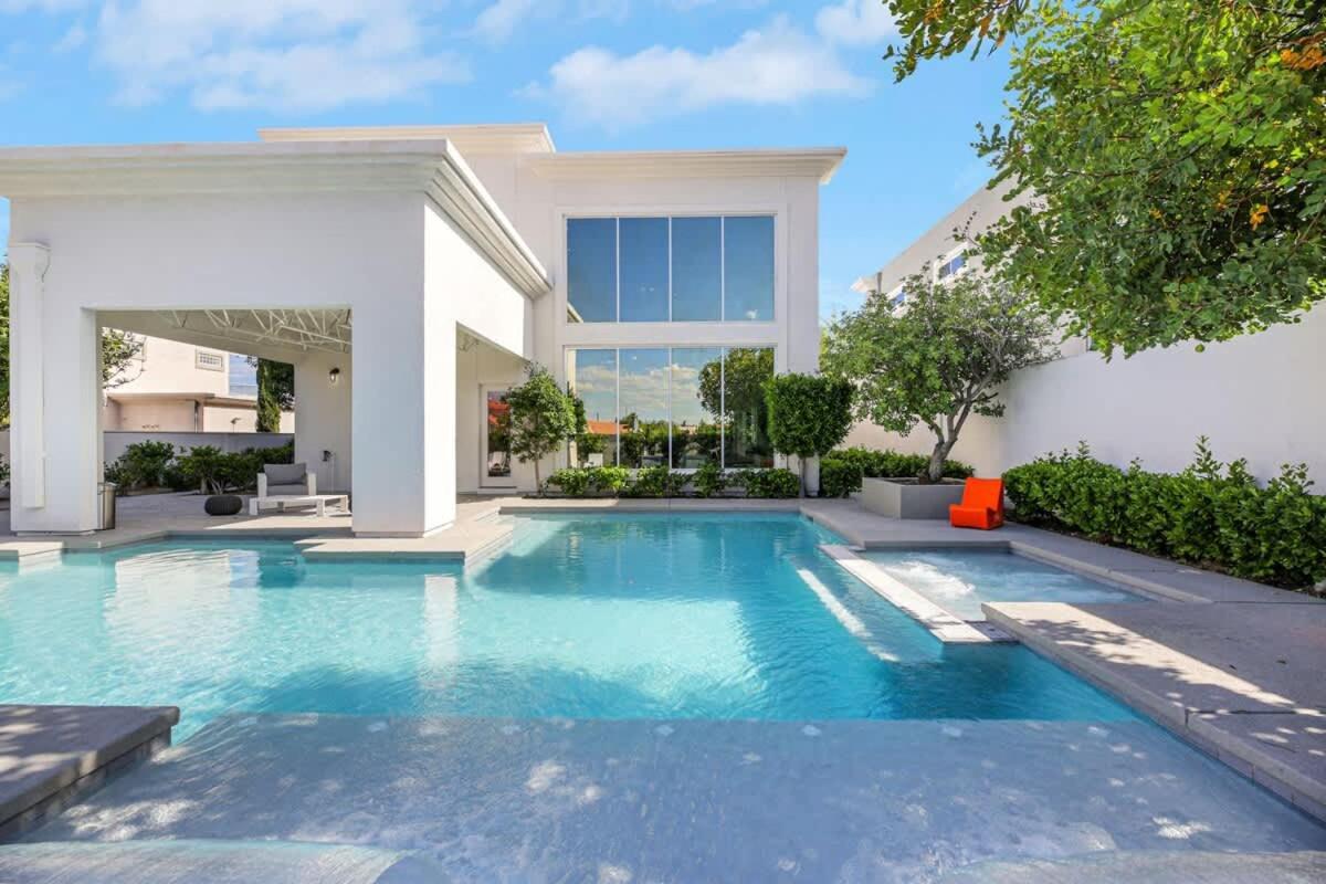 Ultra Luxe Loft 15min To Strip With Heated Pool Holiday home *