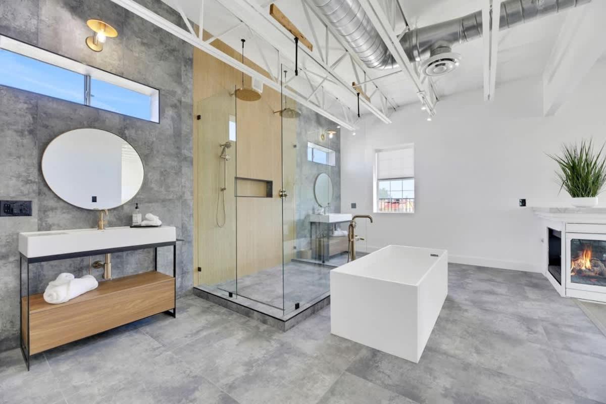 Ultra Luxe Loft 15min To Strip With Heated Pool Holiday home *