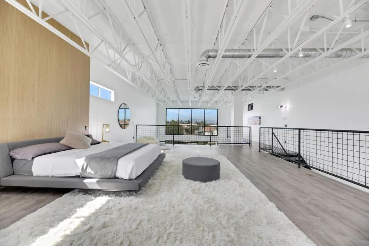 Ultra Luxe Loft 15min To Strip With Heated Pool Holiday home *