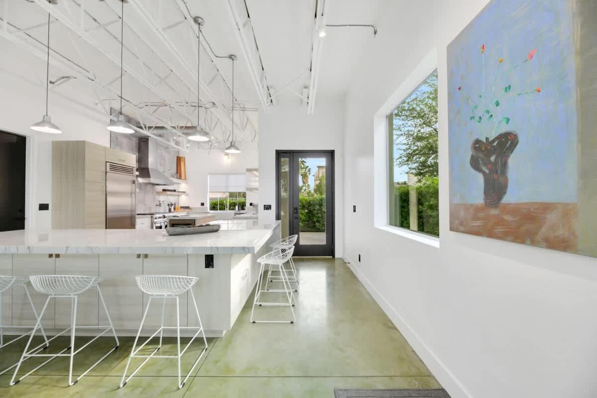 Ultra Luxe Loft 15min To Strip With Heated Pool Holiday home *