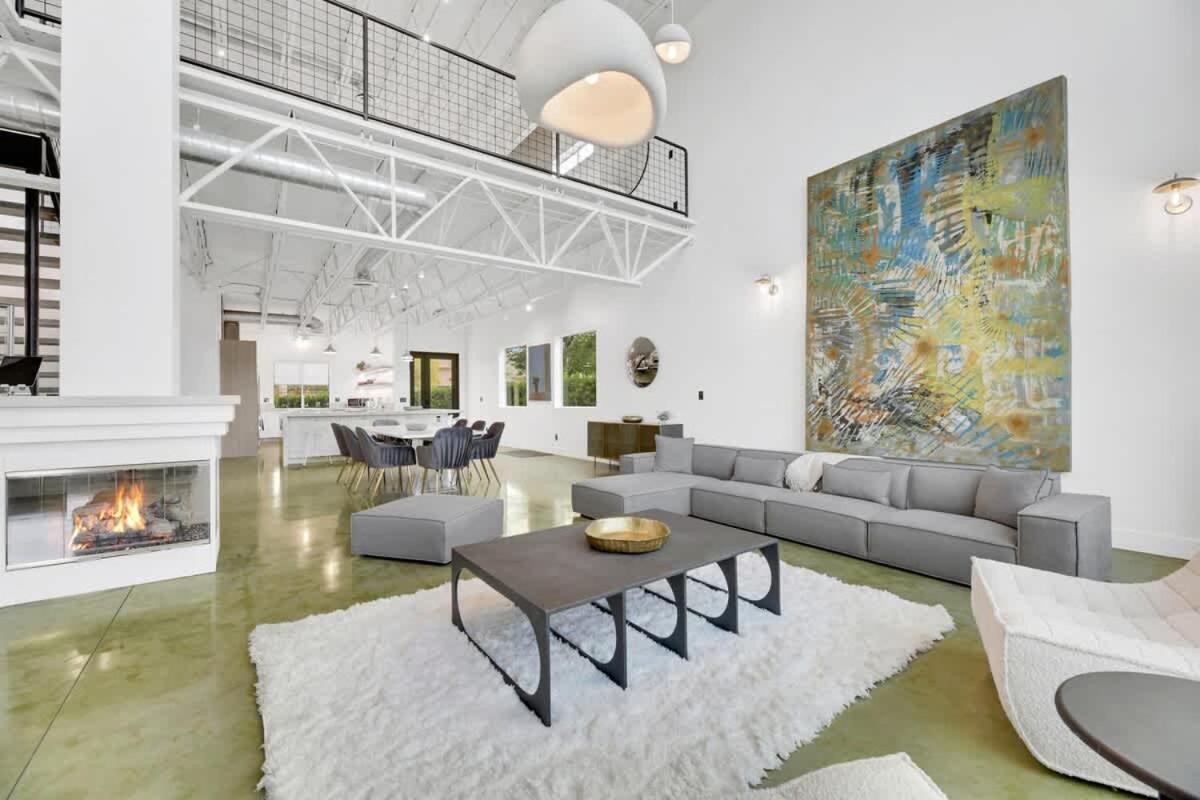 Ultra Luxe Loft 15min To Strip With Heated Pool Holiday home *