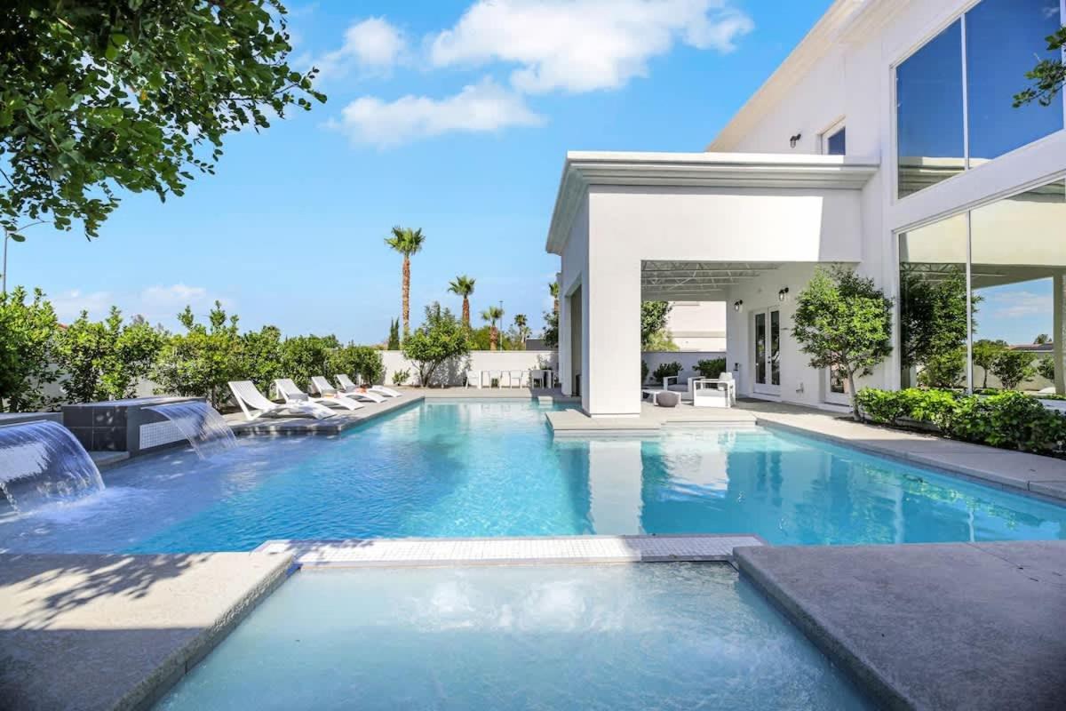 Ultra Luxe Loft 15min To Strip With Heated Pool Holiday home *