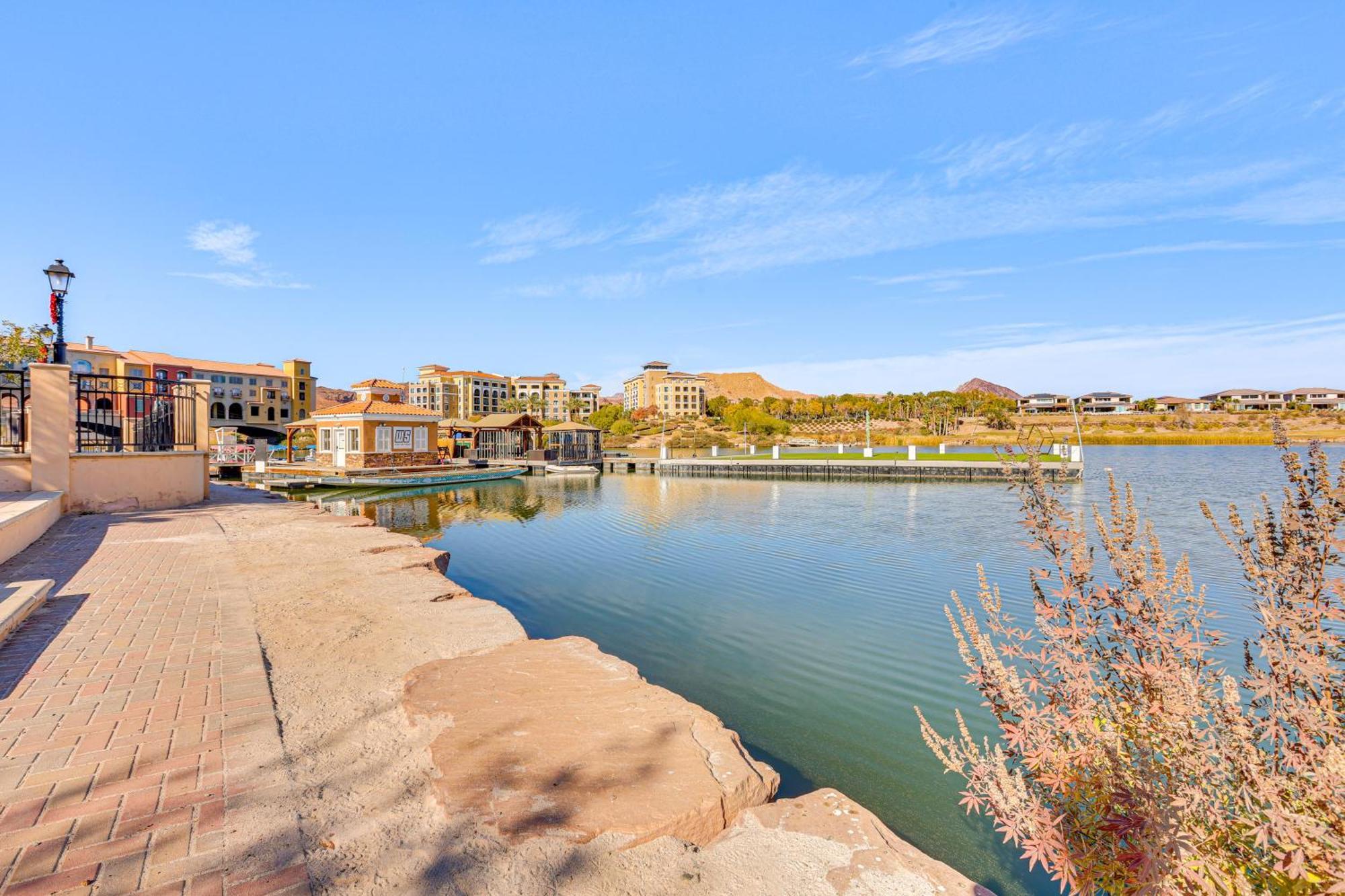 Charming Retreat On Vegas With Pool Access! Apartment