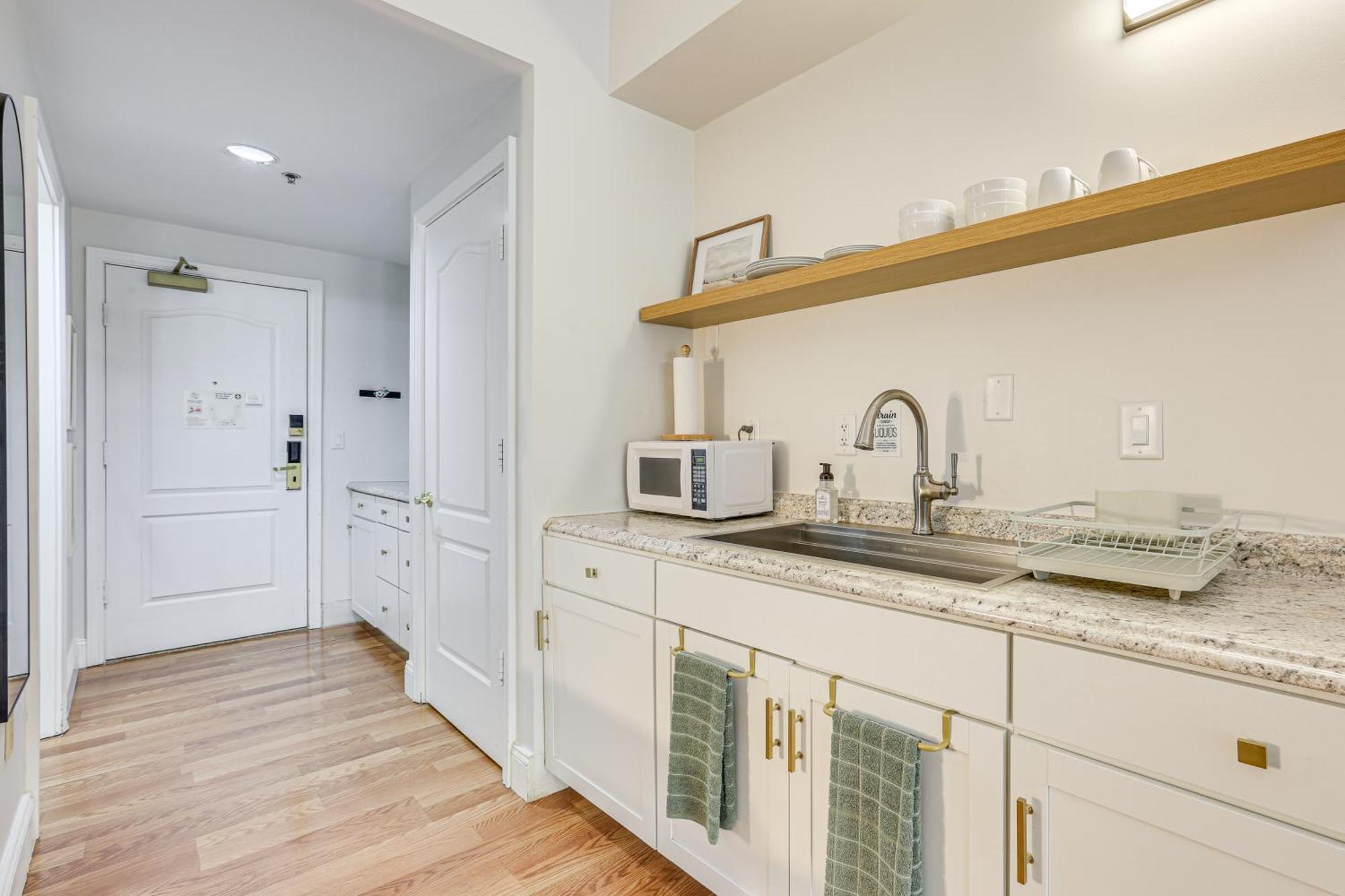 Apartment Charming Retreat On Vegas With Pool Access! Las Vegas